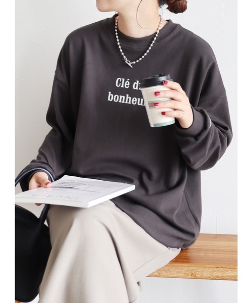 reca(レカ)の「ロゴプリントロンTシャツ(Tシャツ/カットソー・レディース・ナチュラル/チャコールグレー/オフホワイト/グレー系/ライトグレー・FREE)」の1枚目の写真