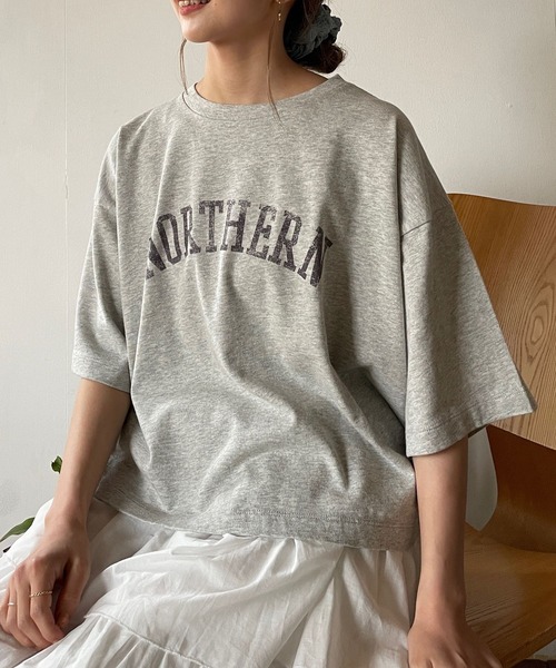 LOWRYS FARM(ローリーズファーム)の「カレッジショートロゴSS966580(Tシャツ/カットソー・レディース・チャコールグレー/グレー/アイボリー/ブラウン・FREE)」の1枚目の写真