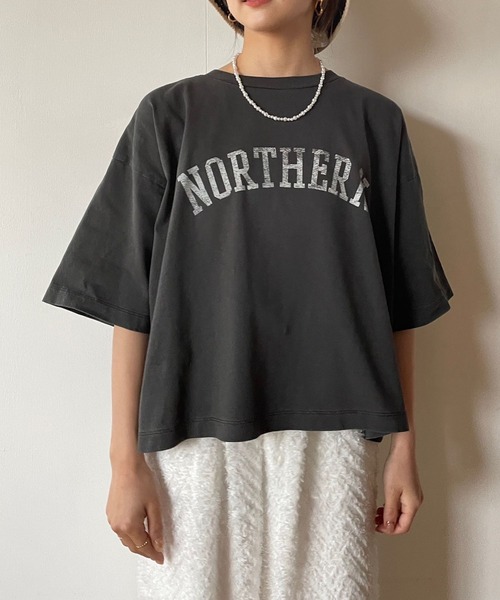 LOWRYS FARM(ローリーズファーム)の「カレッジショートロゴSS966580(Tシャツ/カットソー・レディース・チャコールグレー/グレー/アイボリー/ブラウン・FREE)」の3枚目の写真
