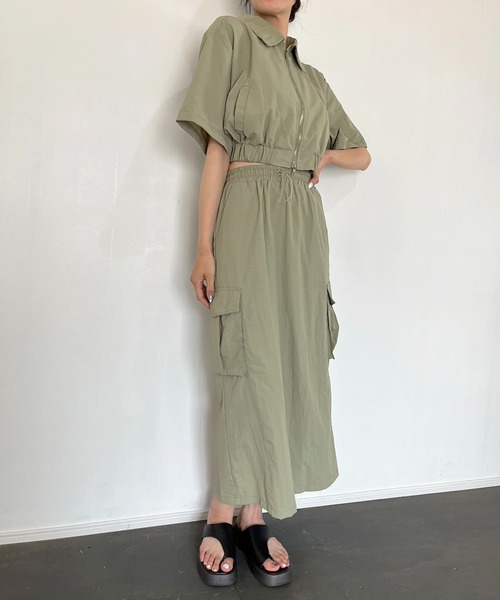 Jewelobe(ジュエローブ)の「CPOジップアップシャツ×カーゴスカート ナイロンライクセットアップ(セットアップ・レディース・グレー/カーキ・FREE)」の1枚目の写真