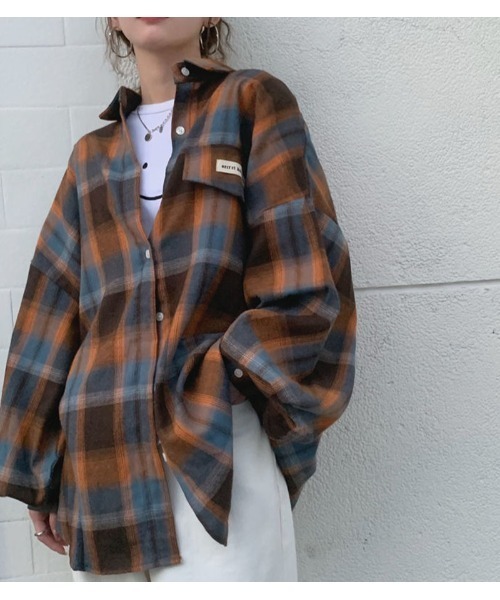 meJane（ミージェーン）の「オンブレチェックBigシャツ（シャツ/ブラウス・レディース・ブラウン系/ネイビー系・FREE）」の2枚目の写真