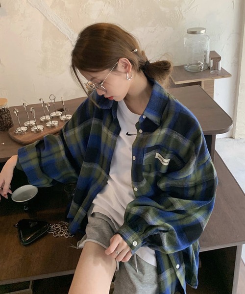 meJane（ミージェーン）の「オンブレチェックBigシャツ（シャツ/ブラウス・レディース・ブラウン系/ネイビー系・FREE）」の4枚目の写真