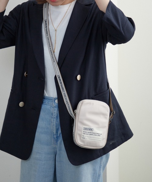 BROWN THEATRE PRODUCTS（ブラウンシアタープロダクツ）の「【BROWN THEATRE PRODUCTS別注】ナイロンスマホショルダーバッグ（ショルダーバッグ・レディース・ブラック/イエロー/ブラウン/ブルー/アイボリー・FREE）」の2枚目の写真