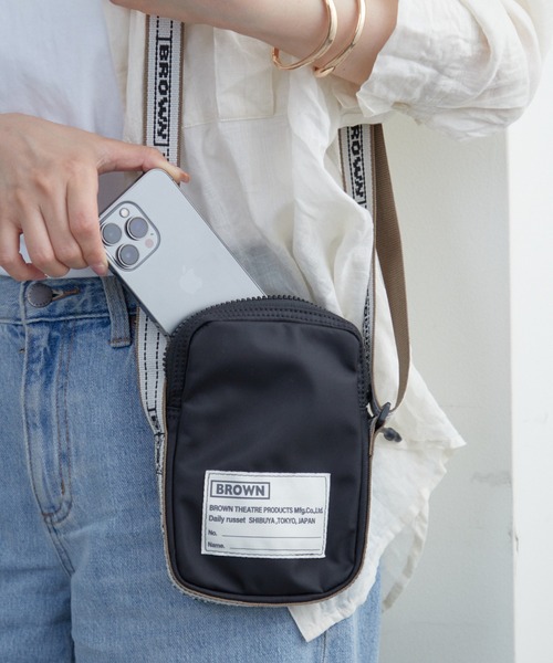 BROWN THEATRE PRODUCTS（ブラウンシアタープロダクツ）の「【BROWN THEATRE PRODUCTS別注】ナイロンスマホショルダーバッグ（ショルダーバッグ・レディース・ブラック/イエロー/ブラウン/ブルー/アイボリー・FREE）」の3枚目の写真