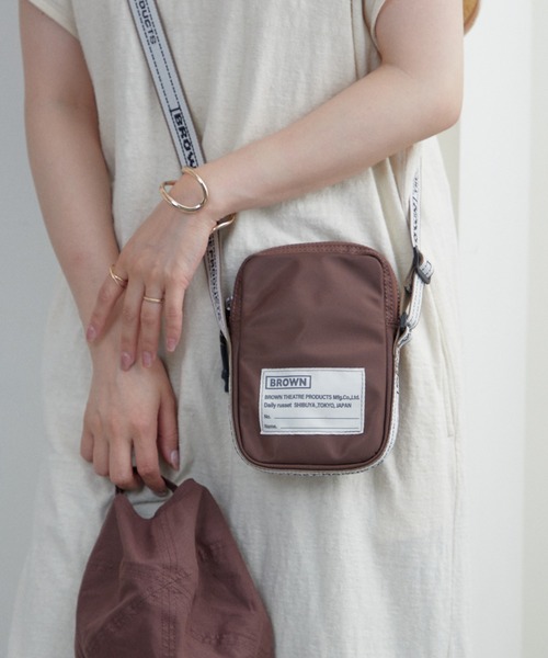BROWN THEATRE PRODUCTS（ブラウンシアタープロダクツ）の「【BROWN THEATRE PRODUCTS別注】ナイロンスマホショルダーバッグ（ショルダーバッグ・レディース・ブラック/イエロー/ブラウン/ブルー/アイボリー・FREE）」の9枚目の写真