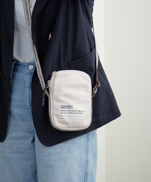 BROWN THEATRE PRODUCTS（ブラウンシアタープロダクツ）の「【BROWN THEATRE PRODUCTS別注】ナイロンスマホショルダーバッグ（ショルダーバッグ・レディース・ブラック/イエロー/ブラウン/ブルー/アイボリー・FREE）」の7枚目の写真