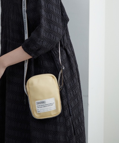 BROWN THEATRE PRODUCTS（ブラウンシアタープロダクツ）の「【BROWN THEATRE PRODUCTS別注】ナイロンスマホショルダーバッグ（ショルダーバッグ・レディース・ブラック/イエロー/ブラウン/ブルー/アイボリー・FREE）」の6枚目の写真