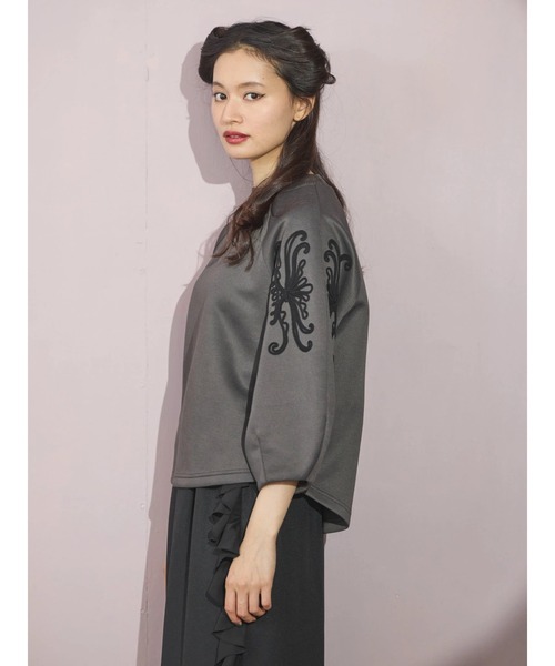 ESCAR（エスカー）の「■ESCAR　コードモチーフ刺繍プルオーバー（Tシャツ/カットソー・レディース・チャコールグレー/ベージュ・FREE）」の6枚目の写真