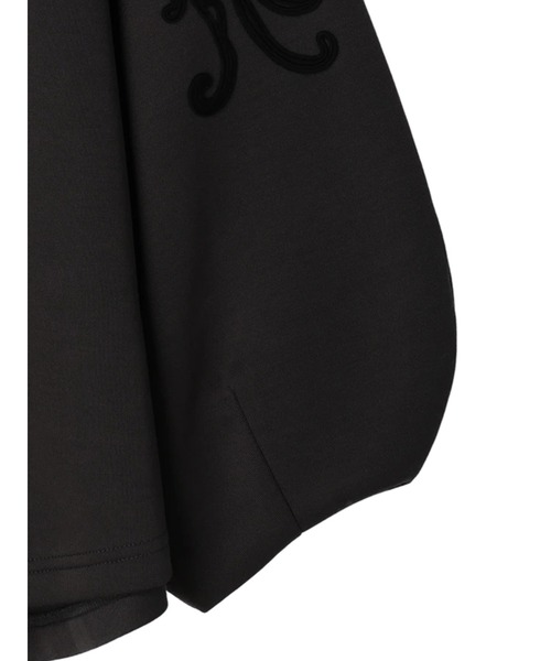 ESCAR（エスカー）の「■ESCAR　コードモチーフ刺繍プルオーバー（Tシャツ/カットソー・レディース・チャコールグレー/ベージュ・FREE）」の13枚目の写真