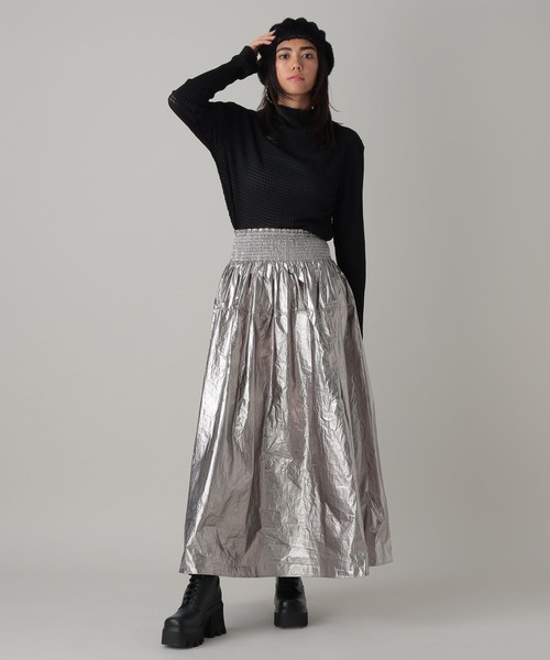 FOREVER 21（フォーエバー トゥエンティーワン）の「【2024SS】メタリックフレアスカート（スカート・レディース・シルバー/ブラック・FREE）」の7枚目の写真