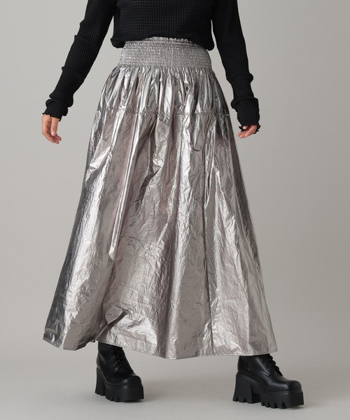 FOREVER 21（フォーエバー トゥエンティーワン）の「【2024SS】メタリックフレアスカート（スカート・レディース・シルバー/ブラック・FREE）」の5枚目の写真