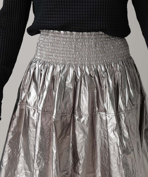 FOREVER 21（フォーエバー トゥエンティーワン）の「【2024SS】メタリックフレアスカート（スカート・レディース・シルバー/ブラック・FREE）」の9枚目の写真