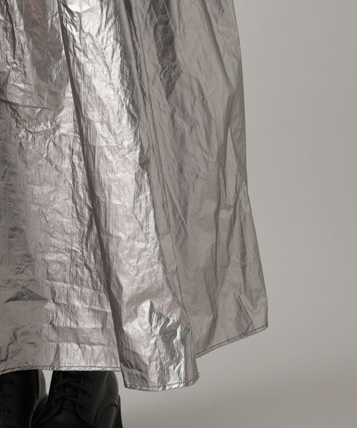 FOREVER 21（フォーエバー トゥエンティーワン）の「【2024SS】メタリックフレアスカート（スカート・レディース・シルバー/ブラック・FREE）」の6枚目の写真