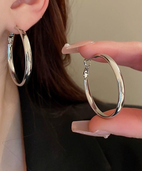 DiamondHearts(ダイヤモンドハーツ)の「大ぶり 両耳用 メタルフープピアス(ピアス(両耳用)・レディース・ゴールド/シルバー・FREE)」の1枚目の写真