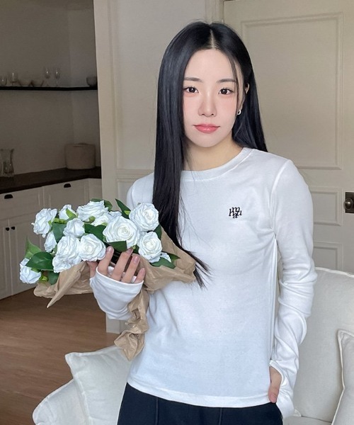 muahmuah（ムーアムーア）の「A'GEM/9 × .kom 『muah muah/ムーアムーア』 STITCH WARMER LONG SLEEVE/ステッチウォーマー長袖Tシャツ（Tシャツ/カットソー・レディース・アイボリー/ブラック/ホワイト・FREE）」の2枚目の写真