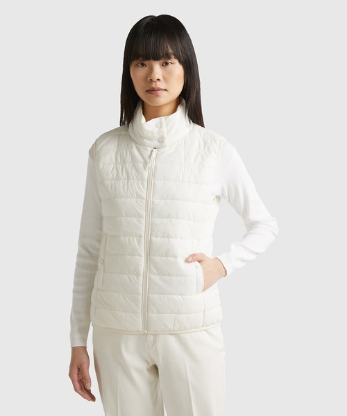 BENETTON (UNITED COLORS OF BENETTON)(ベネトンユナイテッドカラーズオブベネトン)の「リサイクルナイロンマイクロパフハイネックベスト(ベスト・レディース・ブラック/ネイビー/オフホワイト・SMALL/X-SMALL/XX-SMALL/MEDIUM)」の2枚目の写真