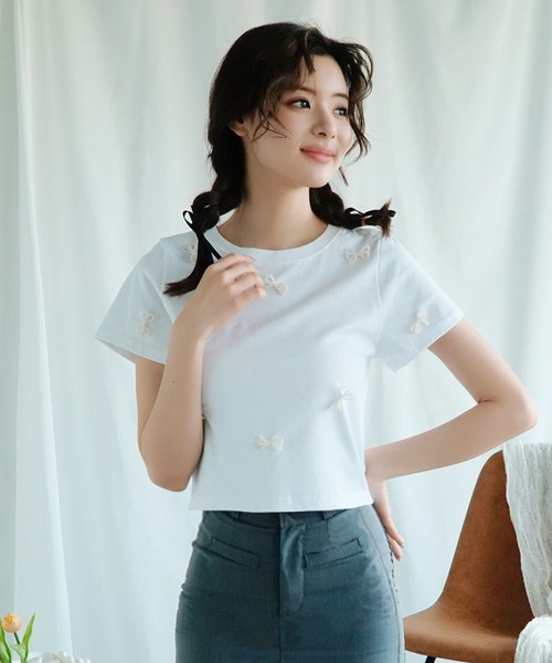 Jasmine Grandiflorum(ジャスミングランディフローラム)の「【Jasmine】パールリボン半袖Tシャツ(Tシャツ/カットソー・レディース・ブラック/ホワイト・FREE)」の1枚目の写真