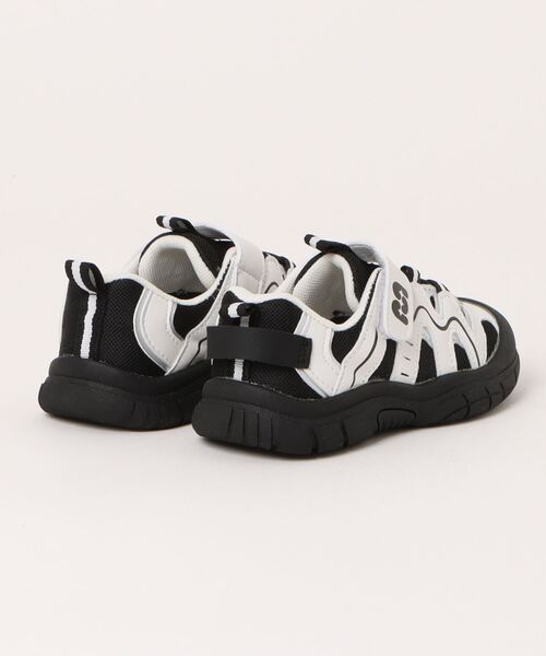 shoes365（シューズスリーシックスファイヴ）の「【shoes365】子供用多層パッチワークデザインスニーカー（スニーカー・キッズ・オフホワイト/ブラック・16.0cm/16.5cm/17.5cm/18.0cm/18.5cm）」の3枚目の写真