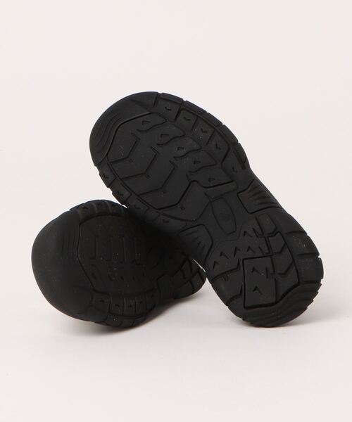 shoes365（シューズスリーシックスファイヴ）の「【shoes365】子供用多層パッチワークデザインスニーカー（スニーカー・キッズ・オフホワイト/ブラック・16.0cm/16.5cm/17.5cm/18.0cm/18.5cm）」の4枚目の写真