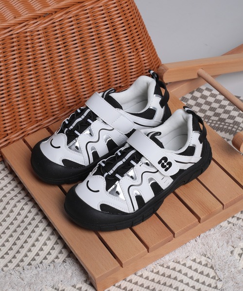 shoes365（シューズスリーシックスファイヴ）の「【shoes365】子供用多層パッチワークデザインスニーカー（スニーカー・キッズ・オフホワイト/ブラック・16.0cm/16.5cm/17.5cm/18.0cm/18.5cm）」の2枚目の写真