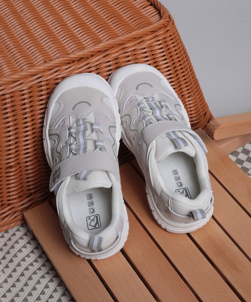 shoes365（シューズスリーシックスファイヴ）の「【shoes365】子供用多層パッチワークデザインスニーカー（スニーカー・キッズ・オフホワイト/ブラック・16.0cm/16.5cm/17.5cm/18.0cm/18.5cm）」の12枚目の写真