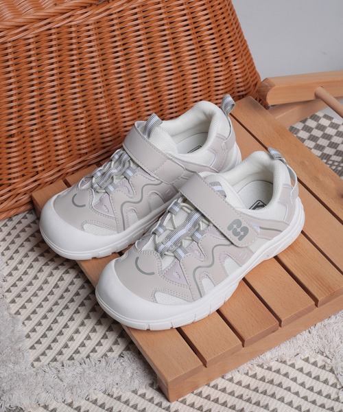 shoes365（シューズスリーシックスファイヴ）の「【shoes365】子供用多層パッチワークデザインスニーカー（スニーカー・キッズ・オフホワイト/ブラック・16.0cm/16.5cm/17.5cm/18.0cm/18.5cm）」の13枚目の写真