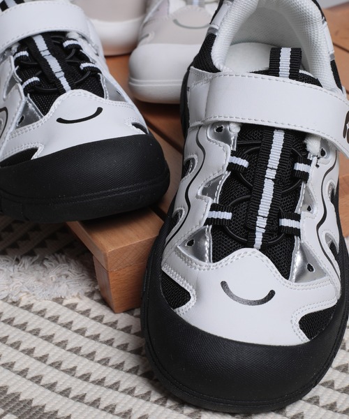 shoes365（シューズスリーシックスファイヴ）の「【shoes365】子供用多層パッチワークデザインスニーカー（スニーカー・キッズ・オフホワイト/ブラック・16.0cm/16.5cm/17.5cm/18.0cm/18.5cm）」の14枚目の写真