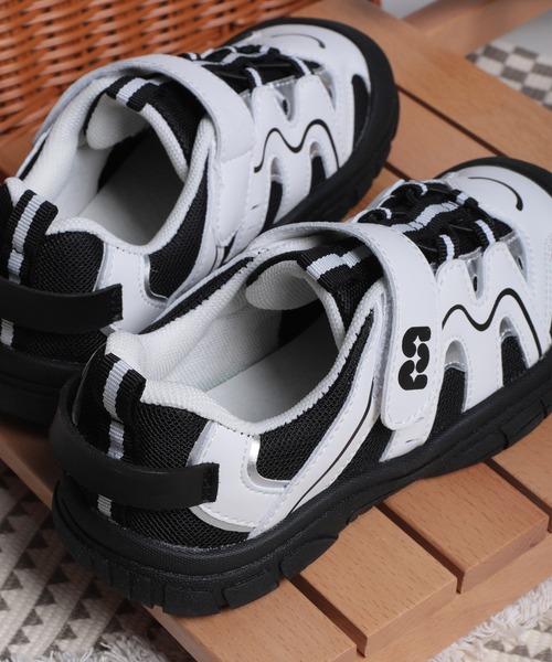 shoes365（シューズスリーシックスファイヴ）の「【shoes365】子供用多層パッチワークデザインスニーカー（スニーカー・キッズ・オフホワイト/ブラック・16.0cm/16.5cm/17.5cm/18.0cm/18.5cm）」の19枚目の写真