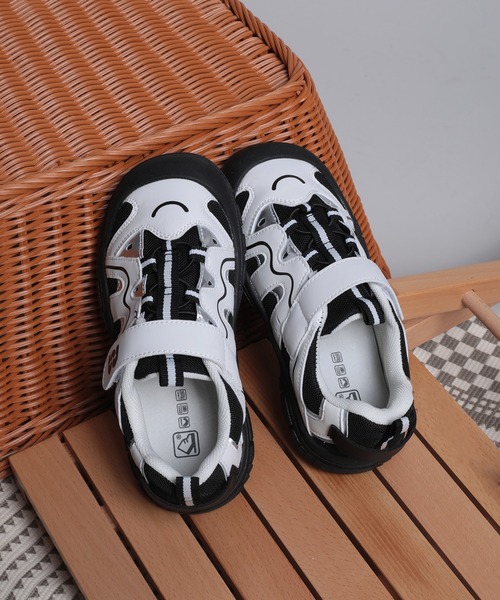 shoes365（シューズスリーシックスファイヴ）の「【shoes365】子供用多層パッチワークデザインスニーカー（スニーカー・キッズ・オフホワイト/ブラック・16.0cm/16.5cm/17.5cm/18.0cm/18.5cm）」の5枚目の写真