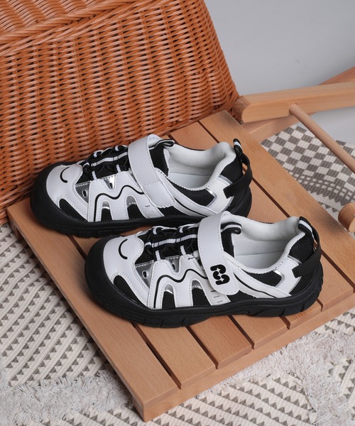 shoes365（シューズスリーシックスファイヴ）の「【shoes365】子供用多層パッチワークデザインスニーカー（スニーカー・キッズ・オフホワイト/ブラック・16.0cm/16.5cm/17.5cm/18.0cm/18.5cm）」の6枚目の写真