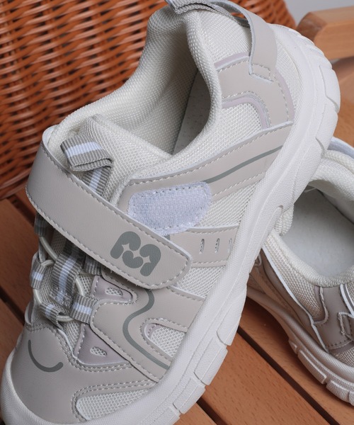 shoes365（シューズスリーシックスファイヴ）の「【shoes365】子供用多層パッチワークデザインスニーカー（スニーカー・キッズ・オフホワイト/ブラック・16.0cm/16.5cm/17.5cm/18.0cm/18.5cm）」の7枚目の写真