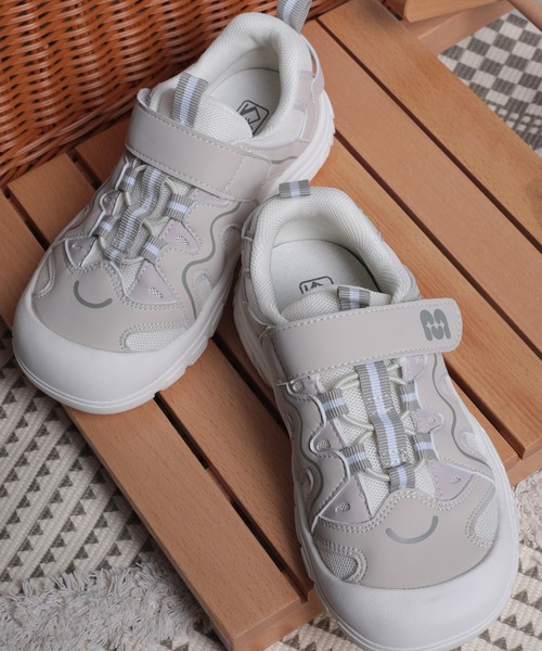 shoes365（シューズスリーシックスファイヴ）の「【shoes365】子供用多層パッチワークデザインスニーカー（スニーカー・キッズ・オフホワイト/ブラック・16.0cm/16.5cm/17.5cm/18.0cm/18.5cm）」の8枚目の写真