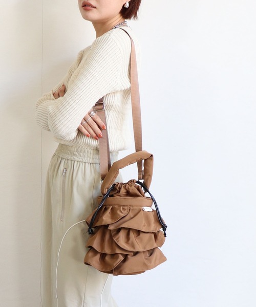 COLDE (コルデ)の「ナイロンフリル2way巾着ショルダーバッグ(ショルダーバッグ・レディース・サックスブルー/アイボリー/モカ/ブラック・FREE)」の4枚目の写真