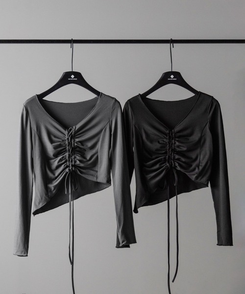 me+em select(ミームセレクト)の「【 2color 】レースアップショートスリムカットソートップス / lace up short slim cut and sew tops(Tシャツ/カットソー・レディース・ブラック/チャコール・FREE)」の3枚目の写真