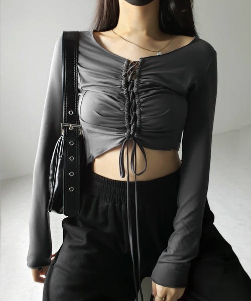 me+em select(ミームセレクト)の「【 2color 】レースアップショートスリムカットソートップス / lace up short slim cut and sew tops(Tシャツ/カットソー・レディース・ブラック/チャコール・FREE)」の6枚目の写真