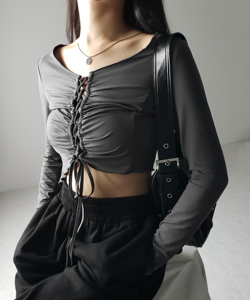 me+em select(ミームセレクト)の「【 2color 】レースアップショートスリムカットソートップス / lace up short slim cut and sew tops(Tシャツ/カットソー・レディース・ブラック/チャコール・FREE)」の5枚目の写真