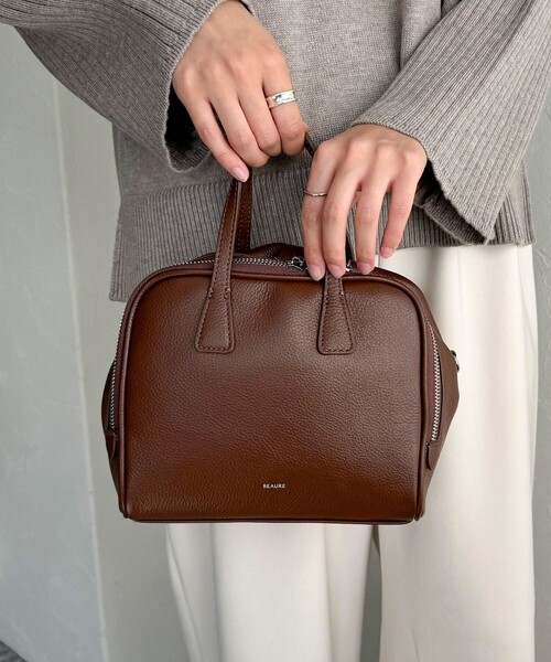 fredy emue（フレディエミュ）の「【BEAURE/ヴュレ】ソフトレザーボックスボストンバック（ボストンバッグ・レディース・ブラウン/ブラック・FREE）」の3枚目の写真