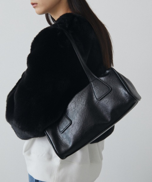 MERLOT（メルロー）の「フェイクレザーロングバッグ（ショルダーバッグ・レディース・ブラック/ベージュ/ネイビー・FREE）」の4枚目の写真