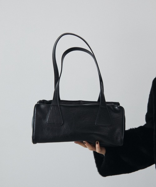 MERLOT（メルロー）の「フェイクレザーロングバッグ（ショルダーバッグ・レディース・ブラック/ベージュ/ネイビー・FREE）」の5枚目の写真