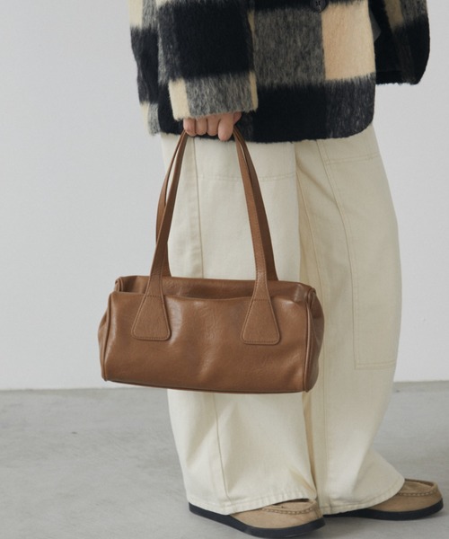 MERLOT（メルロー）の「フェイクレザーロングバッグ（ショルダーバッグ・レディース・ブラック/ベージュ/ネイビー・FREE）」の8枚目の写真