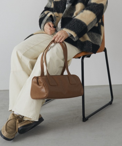 MERLOT（メルロー）の「フェイクレザーロングバッグ（ショルダーバッグ・レディース・ブラック/ベージュ/ネイビー・FREE）」の9枚目の写真