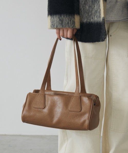 MERLOT（メルロー）の「フェイクレザーロングバッグ（ショルダーバッグ・レディース・ブラック/ベージュ/ネイビー・FREE）」の10枚目の写真