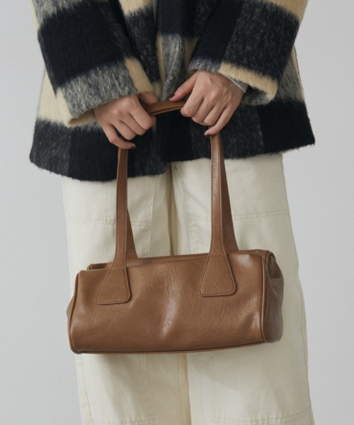 MERLOT（メルロー）の「フェイクレザーロングバッグ（ショルダーバッグ・レディース・ブラック/ベージュ/ネイビー・FREE）」の11枚目の写真