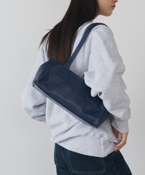 MERLOT（メルロー）の「フェイクレザーロングバッグ（ショルダーバッグ・レディース・ブラック/ベージュ/ネイビー・FREE）」の14枚目の写真