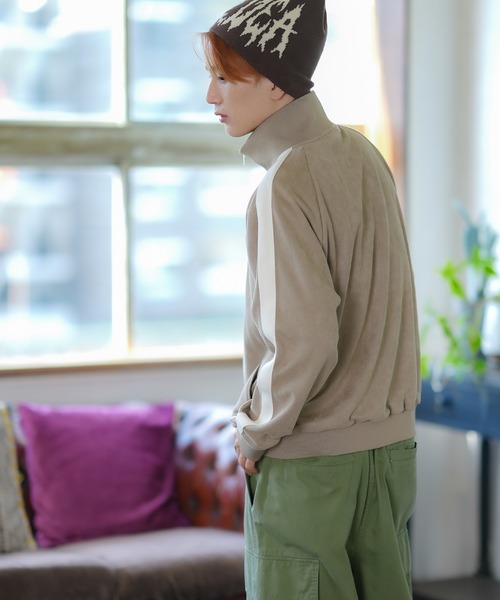 SIDEWAY STANCE(サイドウェイスタンス)の「【SIDEWAY STANCE】オーバルロゴ ワンポイント刺しゅう スエード トラックジャケット(その他アウター・メンズ・ベージュ/ブラック/ブルー・SMALL/MEDIUM/LARGE)」の13枚目の写真