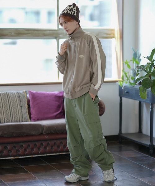 SIDEWAY STANCE(サイドウェイスタンス)の「【SIDEWAY STANCE】オーバルロゴ ワンポイント刺しゅう スエード トラックジャケット(その他アウター・メンズ・ベージュ/ブラック/ブルー・SMALL/MEDIUM/LARGE)」の16枚目の写真
