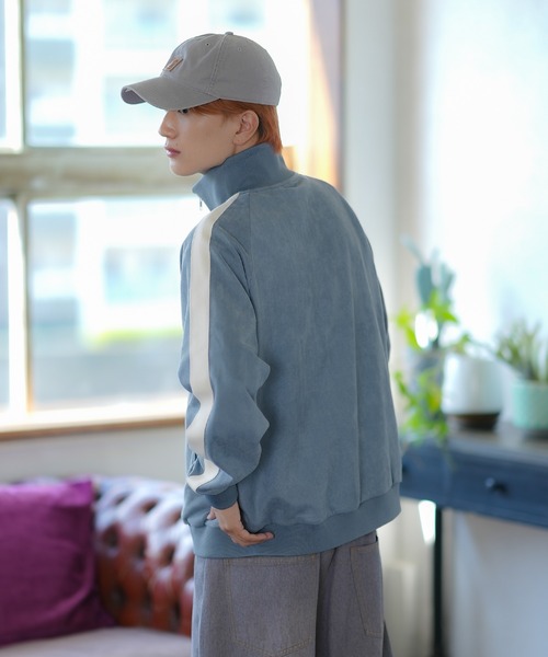 SIDEWAY STANCE(サイドウェイスタンス)の「【SIDEWAY STANCE】オーバルロゴ ワンポイント刺しゅう スエード トラックジャケット(その他アウター・メンズ・ベージュ/ブラック/ブルー・SMALL/MEDIUM/LARGE)」の19枚目の写真