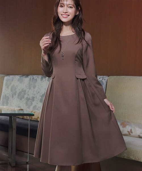 Tiaclasse（ティアクラッセ）の「サイドフラップワンピース（ワンピース・レディース・ネイビー/グレイッシュベージュ/チャコールグレー/ブラウン・S/M/L/XS）」の2枚目の写真