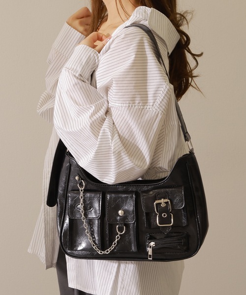 Lace Ladies(レースレディース)の「ポケット付き チェーン レザー ワンショルダー バッグ(ショルダーバッグ・レディース・ブラック・FREE)」の4枚目の写真