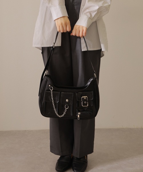 Lace Ladies(レースレディース)の「ポケット付き チェーン レザー ワンショルダー バッグ(ショルダーバッグ・レディース・ブラック・FREE)」の7枚目の写真